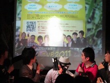 大輪教授所属・ケイダッシュステージ携帯サイトのチラシ。後輩ばかりが載っている中、なぜか大輪教授の写真が載っておらず。悔し紛れにオードリー春日の写真に光を当てて見えないようにする大輪教授。