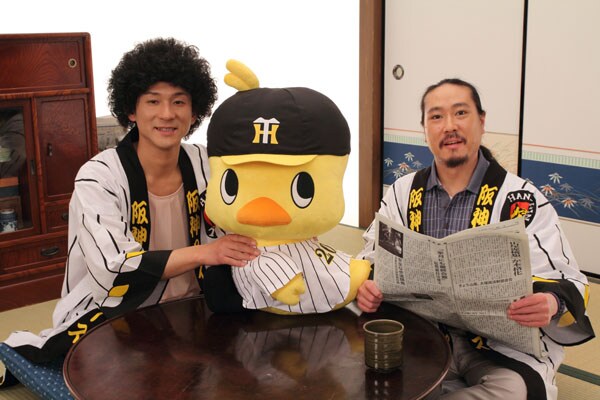 本日よりオンエアスタートした日清食品「阪神タイガースキャンペーン」新CM“夫婦篇”。笑い飯が夫婦役で出演し、Wボケ満載のやりとりを繰り広げている。