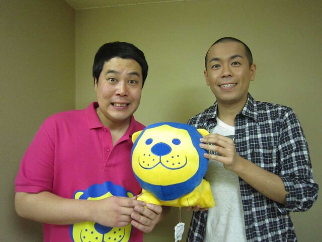 雑誌「ベストギア」の東日本大震災チャリティ企画「BestGearレアアイテムオーディション」にぬいぐるみを出品したタカアンドトシ。同誌の連載「タカアンドトシのデジタル通販か！」は5年目を迎える人気連載となっている。