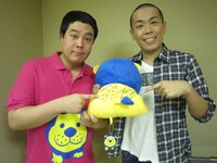 ぬいぐるみの背中には2人の直筆サインも。