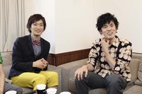 卓球の話で盛り上がる高佐に尾関は、「そう！ ネタ合わせの時も、『卓球があるから遅れる』って言うんですよね。ムカつくんすよ（笑）」と苦情の弁。Photo：飯野高拓