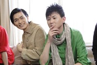 辻の休日は「だいたい酒を飲んでます」とのこと。加藤は「休日は動物園とかフラッと行くのが好きですね」と答えた。Photo：飯野高拓