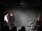 鬼ヶ島のコント。外国からの転校生を迎えたとある教室で文化交流の輪が広がる。