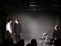 鬼ヶ島のコント。外国からの転校生を迎えたとある教室で文化交流の輪が広がる。