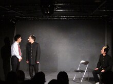 鬼ヶ島のコント。外国からの転校生を迎えたとある教室で文化交流の輪が広がる。