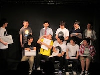 東京・新宿シアターミラクルにて開催されている人力舎の事務所ライブ「BOMB!!」。10年以上の歴史を持つ同ライブが、本日5月11日の公演をもって幕を閉じる。昨日のライブでは大喜利コーナーで新たな企画「ちょーいい大喜利」が誕生した。