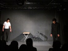 イシクラノオノ。演劇部の先輩と後輩が繰り広げるドラマチックなコントを展開。