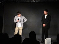 ニッケルバックのコント。ある男がバスを待っている男に話したかったこととは。