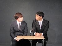 ラバーガールは「新入社員育成講座」を舞台にコントを披露。