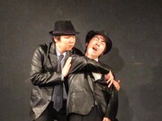 ハードボイルド風のコントを披露した風人雷人。