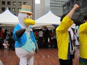 芸人の輪に入るのを遠慮している東京海上日動のキャラクター・東京海ジョー。保険に関する「リスク」や「不安」を、「安心」へと変えていくことに大きなやりがいを感じている、熱い心を持ったカモメ。