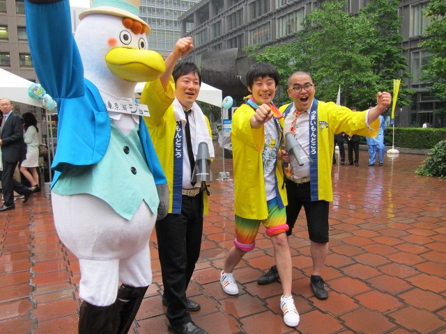 東京・丸の内の東京海上日動ビル本館1階外部テラスにて行われている「食べて応援しよう！東日本野菜フェア」に登場した佐久間一行とオスペンギン。フェアは本日5月12日の18時まで開催中。
