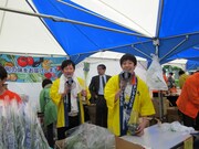 ブースで農作物のPRをする佐久間とオスペンギン。