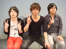 6月19日（日）に福岡・パピヨン24ガスホールにて上演される舞台「アーモンドチョコレート」。脚本・演出はカナリア安達。出演はカナリア、LLR、犬の心、ロシアンモンキーとなっている。写真は左からLLR福田、カナリア安達、LLR伊藤。(c)吉本興業