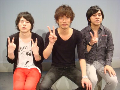 6月19日（日）に福岡・パピヨン24ガスホールにて上演される舞台「アーモンドチョコレート」。脚本・演出はカナリア安達。出演はカナリア、LLR、犬の心、ロシアンモンキーとなっている。写真は左からLLR福田、カナリア安達、LLR伊藤。(c)吉本興業