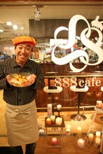 大阪・船場にカフェ「Galette&Crepe 888 cafe」をオープンした落語家・月亭八光。5月21日（土）・22日（日）に大阪・舞洲コヤブソニック特設会場にて開催されるフェス「KOYABU SONIC 2011」にも出店。