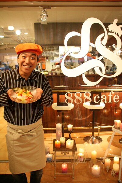 大阪・船場にカフェ「Galette&Crepe 888 cafe」をオープンした落語家・月亭八光。5月21日（土）・22日（日）に大阪・舞洲コヤブソニック特設会場にて開催されるフェス「KOYABU SONIC 2011」にも出店。