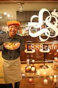 大阪・船場にカフェ「Galette&Crepe 888 cafe」をオープンした落語家・月亭八光。5月21日(土)・22日(日)に大阪・舞洲コヤブソニック特設会場にて開催されるフェス「KOYABU SONIC 2011」にも出店。