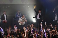 「DYNAMITE BAKA SOUL」の一場面。(c)吉本興業