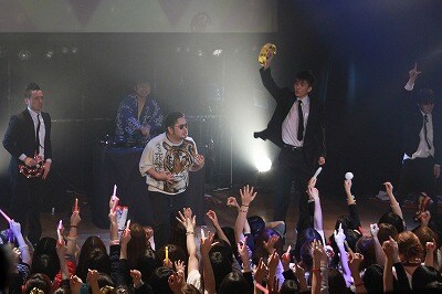 「DYNAMITE BAKA SOUL」の一場面。(c)吉本興業