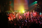 「DYNAMITE BAKA SOUL」の一場面。(c)吉本興業