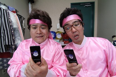 楽屋でくつろぐ彼らのもとにはセピアから“叱るべき”メールが到着。(c)ABC