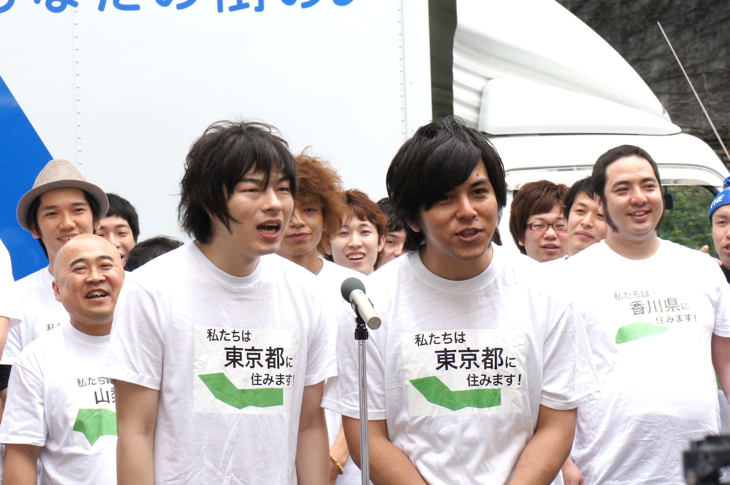 「このたび東京に住むことになりました」と自己紹介したLLR。2人とも東京都出身だ。