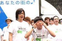 立て続けにトヨタの自動車・エスティマの顔真似を披露する囲碁将棋・根建（右）。