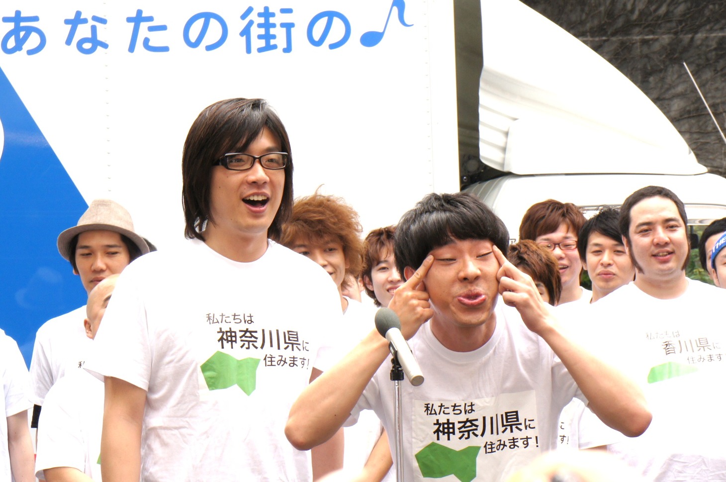 立て続けにトヨタの自動車・エスティマの顔真似を披露する囲碁将棋・根建（右）。