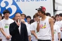 楽しんご（右）は東幹久のモノマネを披露。「東幹久が香川県のうどん屋さんで言いそうなこと」を題材に「やべ、そば頼んじゃった」とつぶやき、笑いを誘った。