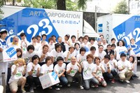 「あなたの街に住みますプロジェクト」の「地元に住みます芸人」引っ越しセレモニーに参加した芸人たち。