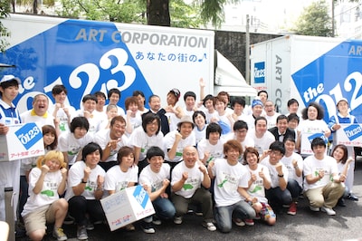 「あなたの街に住みますプロジェクト」の「地元に住みます芸人」引っ越しセレモニーに参加した芸人たち。