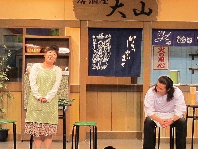 ポルターガイストのせいで店はガラガラ。しかし妻の森三中・村上が明るく大山を励ます。