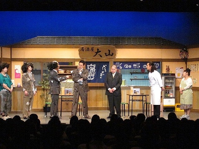新宿・ルミネtheよしもとにて上演された吉本新喜劇・東野幸治班新作「ポルターガイストの正体」。出演は東野幸治、山崎邦正、大山英雄、藤井隆、オモロー山下、山本吉貴、レイザーラモンRG、三瓶、ジャングルポケット、山田花子、森三中、椿鬼奴、愛実。