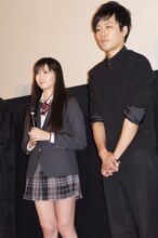 「喧嘩番長」主演のエリートヤンキー西島（右）とヒロインのアイドリング!!!9号・横山ルリカ（左）。