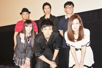 映画「喧嘩番長 劇場版～一年戦争」「コネコノキモチ」のキャストと監督。前列左より「喧嘩番長」の横山ルリカとエリートヤンキー西島、「コネコノキモチ」の遠藤舞。