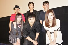 映画「喧嘩番長 劇場版～一年戦争」「コネコノキモチ」のキャストと監督。前列左より「喧嘩番長」の横山ルリカとエリートヤンキー西島、「コネコノキモチ」の遠藤舞。