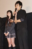 横山ルリカ（左）とエリートヤンキー西島（右）。身長189cmの西島の横であまり目立たないが、横山も170cm近い長身を誇る。