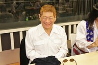 サングラスを外した後でメガネをかけ「どうも、北野大です」とビートたけしの兄のモノマネを繰り出したビトタケシ。しかし一瞬でふたたびサングラス姿に戻ってしまった。