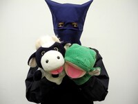 お笑いナタリーにコメントしているパペットマペット。