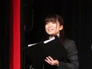 オープニングセレモニーの司会に大抜擢された梅小鉢・小森。TKOは「華々しいこの発表会にMC初体験の人を使うなんて」と言いつつ緊張気味の小森をフォローした。