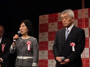 明るい挨拶でセレモニーを盛り上げた中山弘子新宿区長。右はユニークな発言の連続で会場を沸かせた新宿駅前商店街振興組合の蛭川和勇理事長。