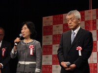 明るい挨拶でセレモニーを盛り上げた中山弘子新宿区長。右はユニークな発言の連続で会場を沸かせた新宿駅前商店街振興組合の蛭川和勇理事長。