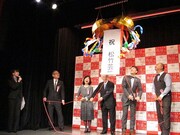 本日5月14日、松竹芸能の新劇場・新宿 角座がオープン。TKOと司会に梅小鉢・小森が登場した。松竹芸能の安倍彰代表取締役社長、中山弘子新宿区長、新宿駅前商店街振興組合の蛭川和勇理事長が出席。オープニングセレモニーにて華々しくくす球を開披した。