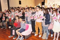 リスナー99名をバックにフォトセッションに応じるナイナイ。