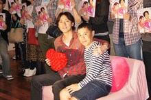 「ナインティナインのオールナイトニッ本 vol.3」のリスナー先行即売会イベントに登場したナインティナイン。本書のテーマ「LOVE&SEX」に即して、ソファで自然と肩を寄せ合う。