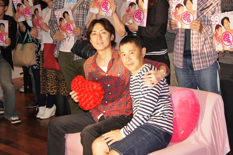 「ナインティナインのオールナイトニッ本 vol.3」のリスナー先行即売会イベントに登場したナインティナイン。本書のテーマ「LOVE&SEX」に即して、ソファで自然と肩を寄せ合う。