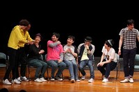 芸人の間にかつてあった派閥の話から、怖かった先輩たちの話に。桑折が遅刻したにもかかわらずふざけて怒られた話や、成島がドッキリでやってもないのに「やりました」と言ってしまった話、淳が後輩だと思っていたとある芸人の話など、ここでしか聞けないトークが満載となった。(c)フォトプロ