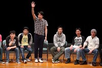 会場には当時劇場に通っていた人も多数来場。「その頃出演していた芸人たちの名前を言ってみよう」と、三四郎、いんちき番長、とっかん小僧、アルルカン、お茶姫、桧＆友野、いちご味など多くの名前で盛り上がった。(c)フォトプロ