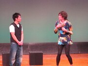 新ネタ「あけみの母」。デートの待ち合わせをしている男性（島根）。しかしそこに現れた女性（島根）は……。オチは驚愕の2連続で会場も大爆笑。